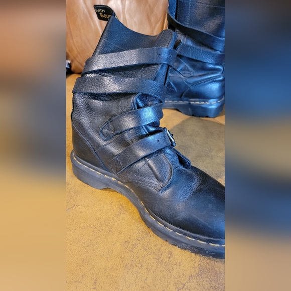 Mens size 9 womens 10 Dr. Martens strap boots - Picture 2 of 9